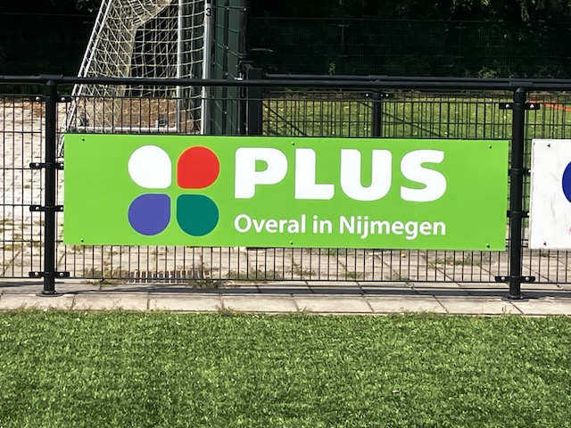 Nieuwe borden Supermarkt PLUS